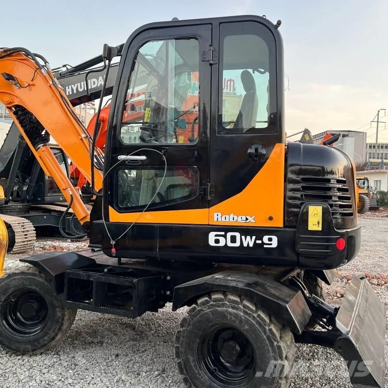 Hyundai R60W-9 Pelle sur pneus