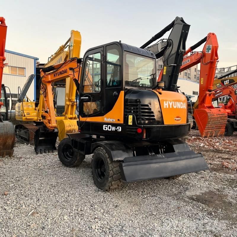 Hyundai R60W-9 Pelle sur pneus