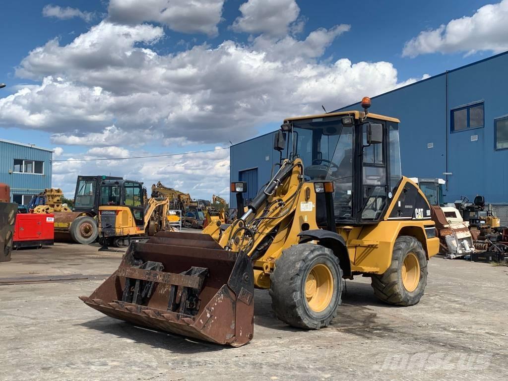 CAT 908 Chargeuse sur pneus