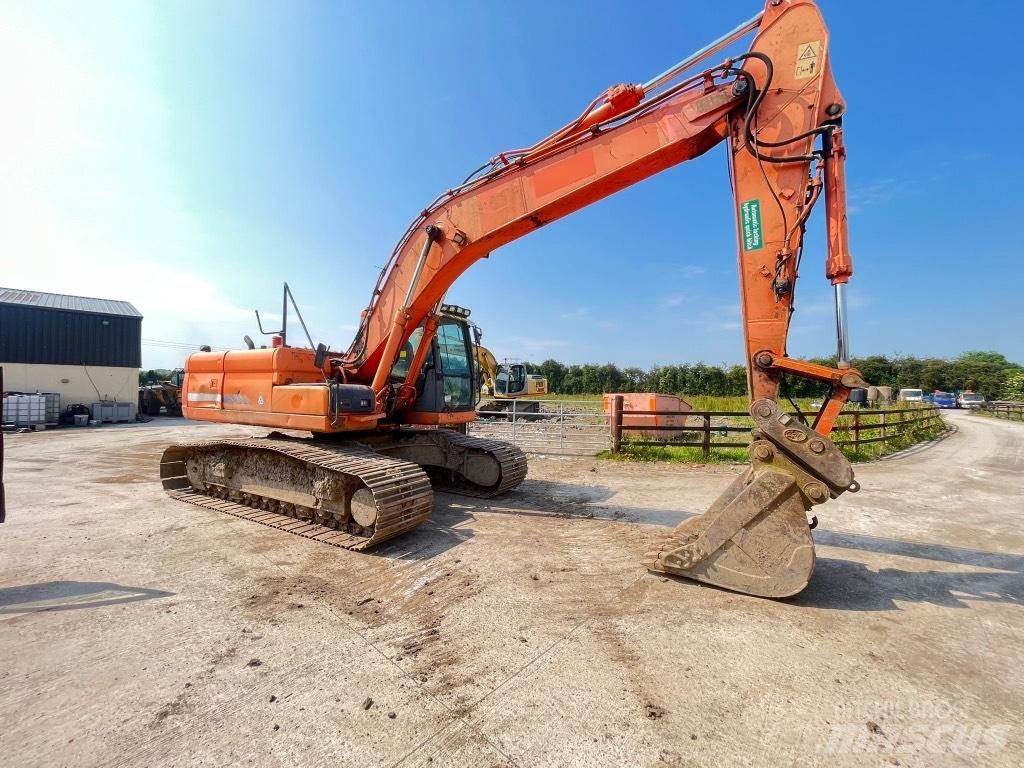 Doosan DX225 Pelle sur pneus