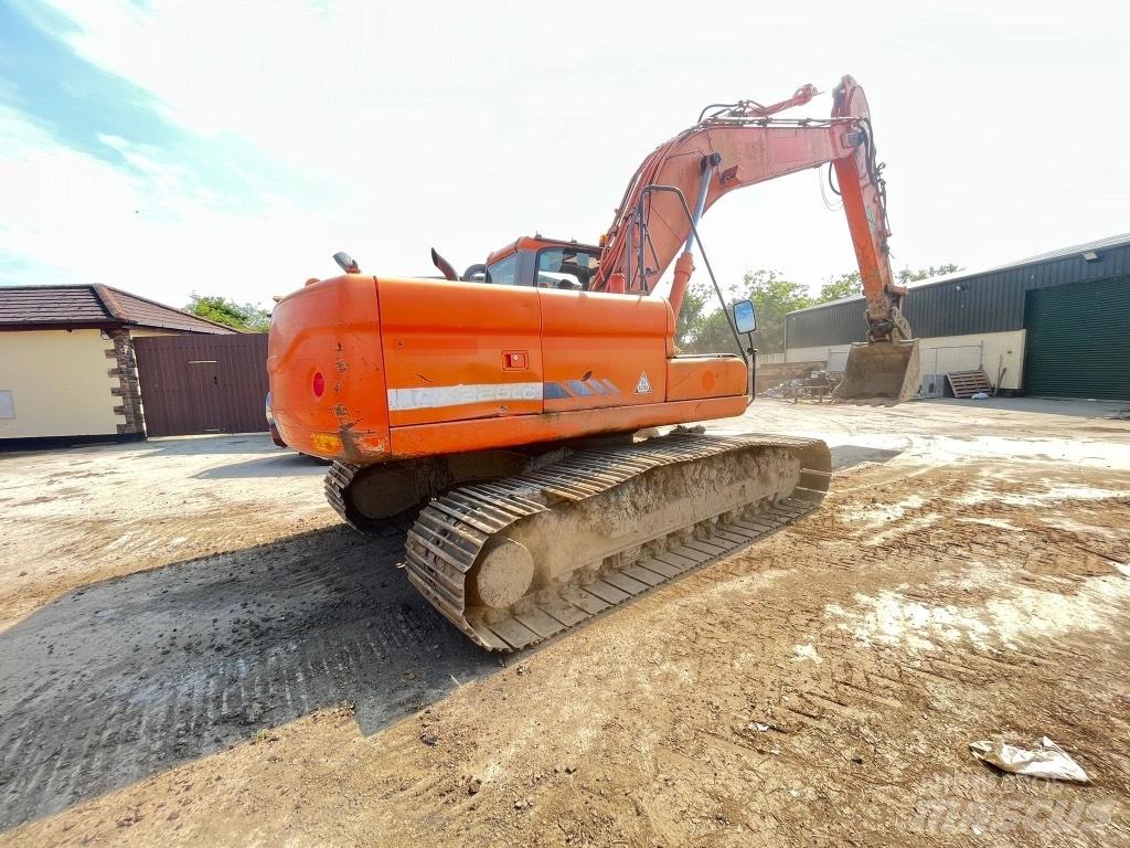 Doosan DX225 Pelle sur pneus