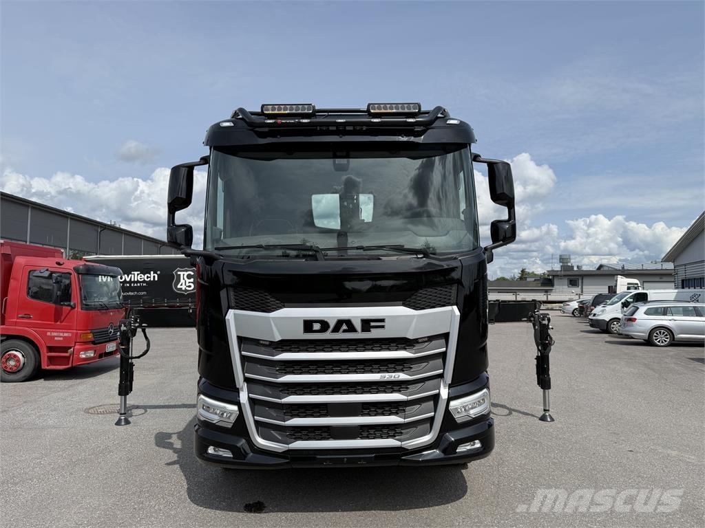 DAF XF 530 FAW 8X4 Camion plateau ridelle avec grue
