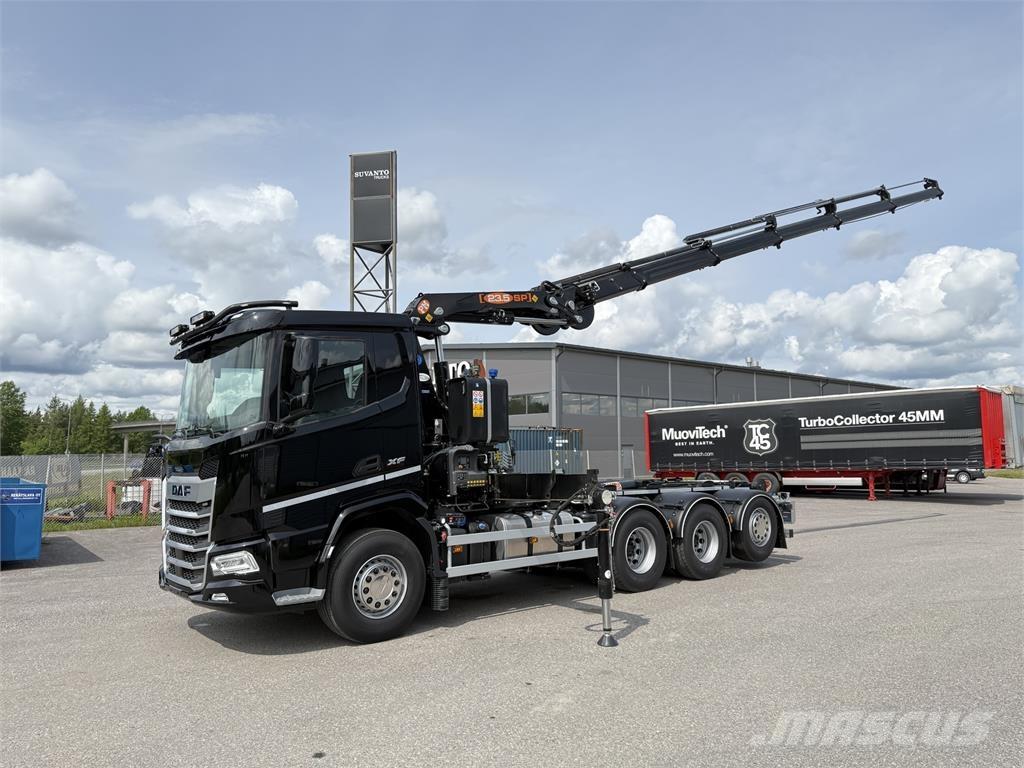DAF XF 530 FAW 8X4 Camion plateau ridelle avec grue