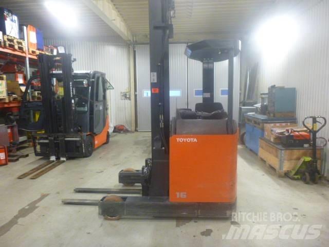 Toyota BT RR B2 Chariot à mât rétractable