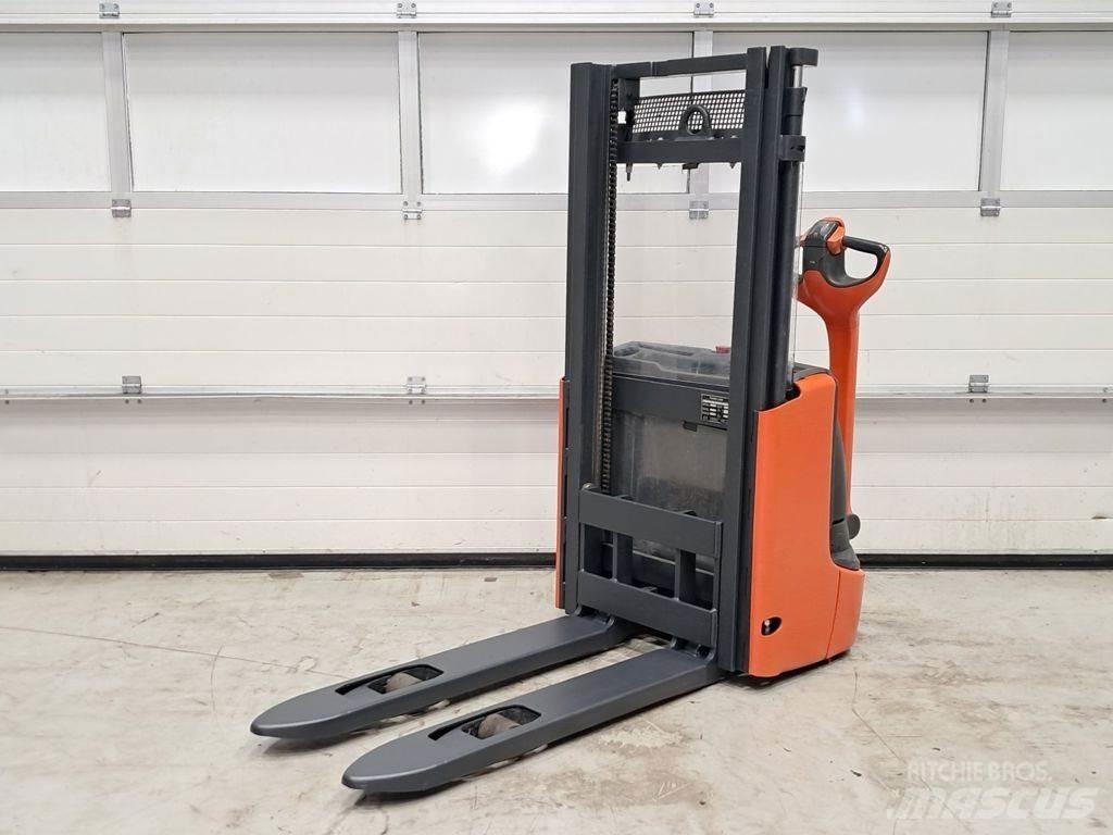 Linde L10B Gerbeur accompagnant
