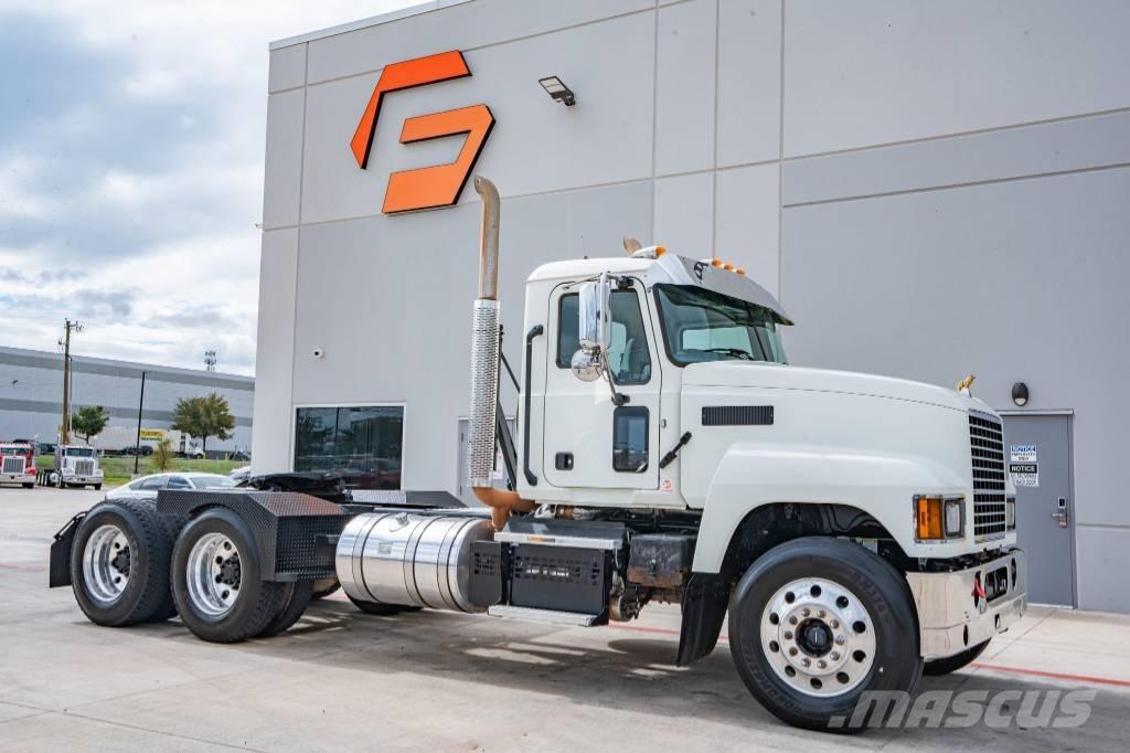 Mack Pinnacle 64T Tracteur routier