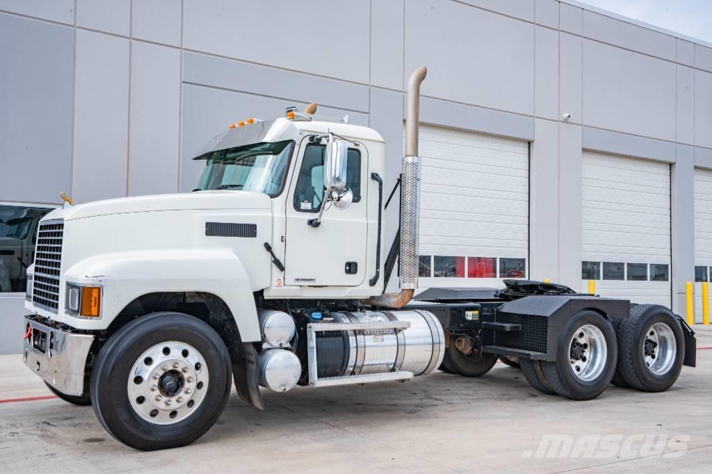 Mack Pinnacle 64T Tracteur routier
