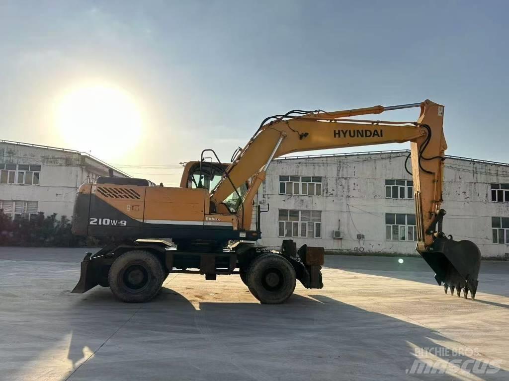 Hyundai 210W-9 Pelle sur pneus