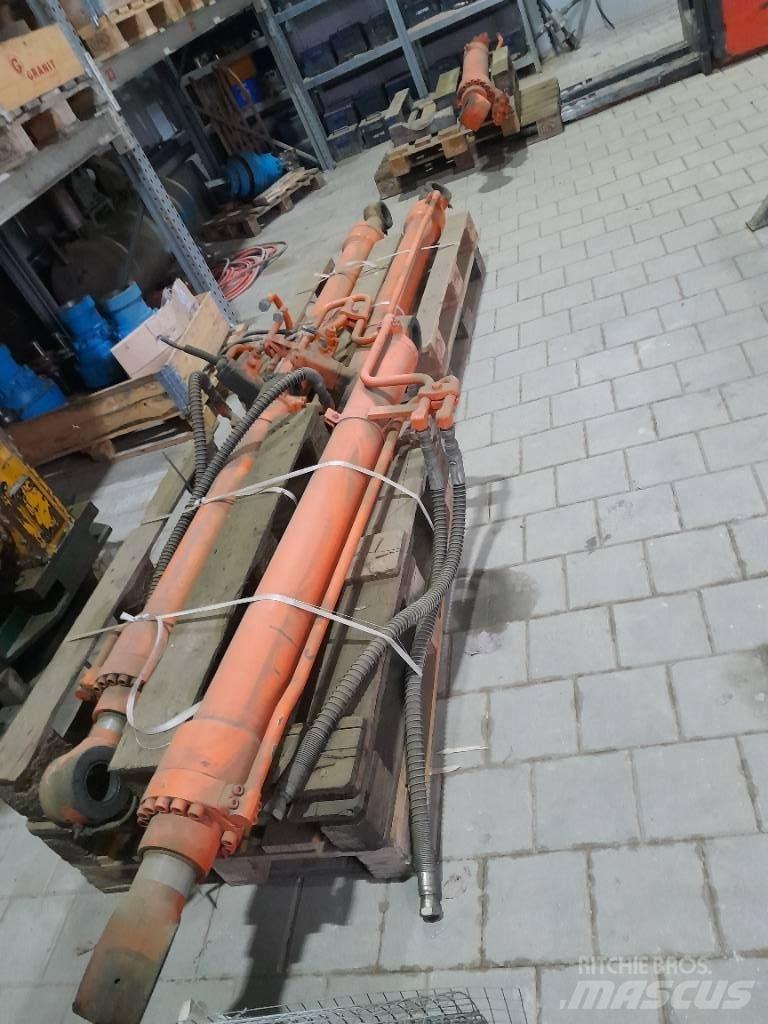 Hitachi ZX 210 Pelle sur chenilles