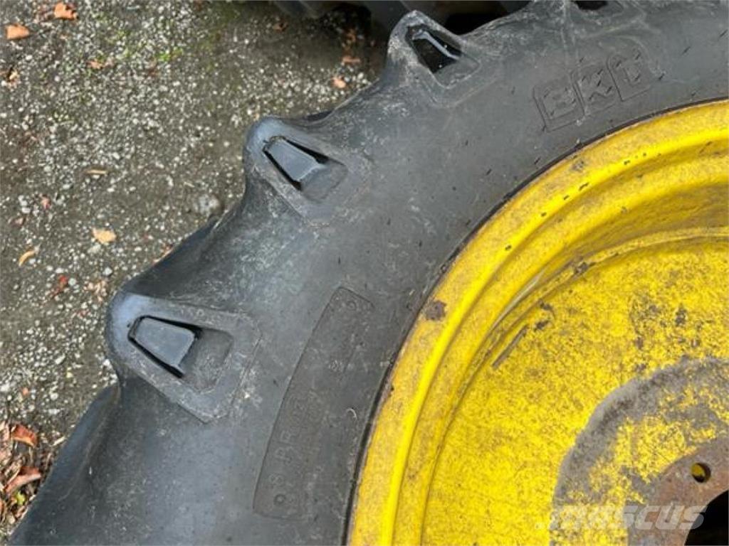 BKT 12.4-32 Pneus, roues et jantes