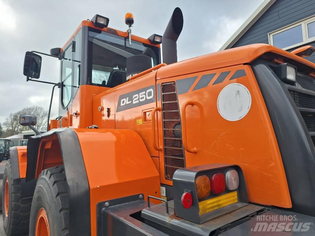 Doosan DL250 Chargeuse sur pneus