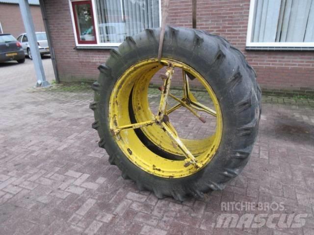 Vredestein 12.4/38 Pneus, roues et jantes