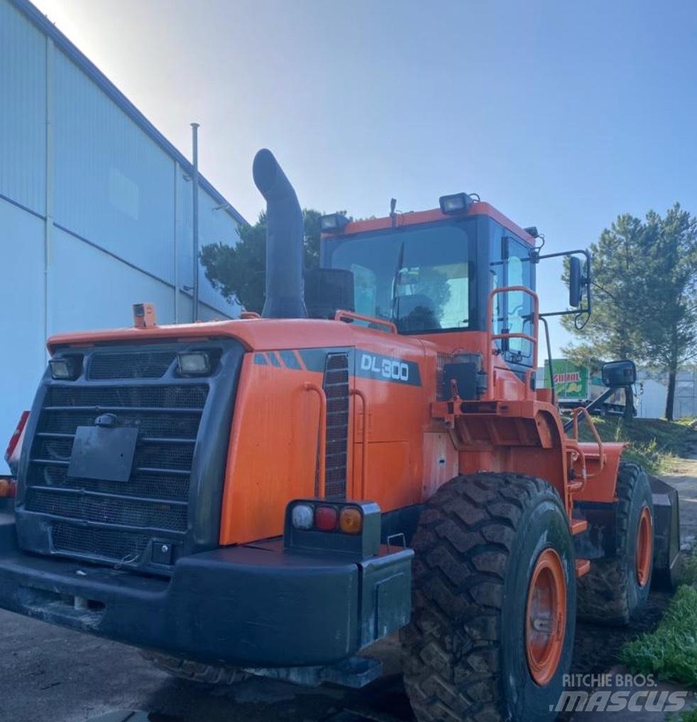 Doosan DL 300 Chargeuse sur pneus
