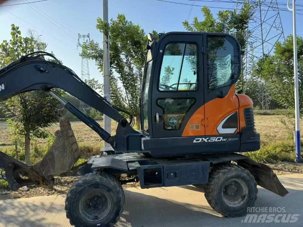 Doosan DX60W Pelle sur pneus
