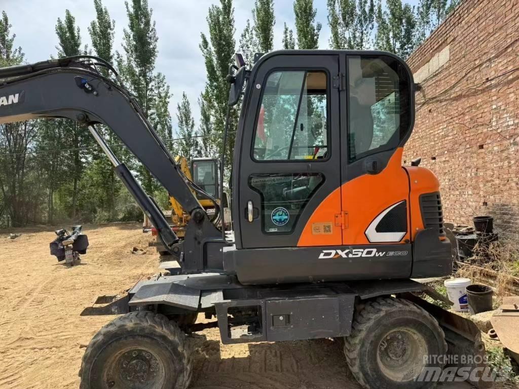 Doosan DX60W Pelle sur pneus