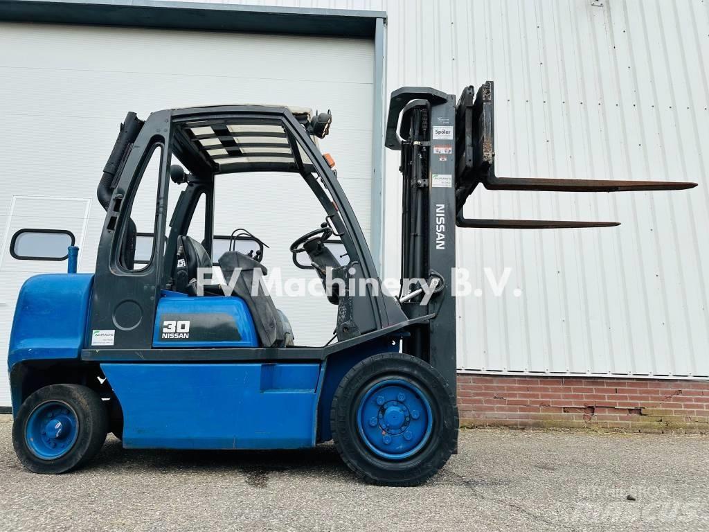 Nissan FGD 02A-300 Chariots diesel