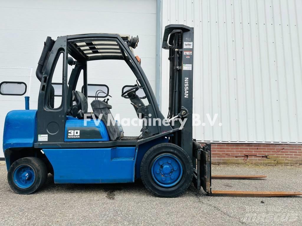 Nissan FGD 02A-300 Chariots diesel