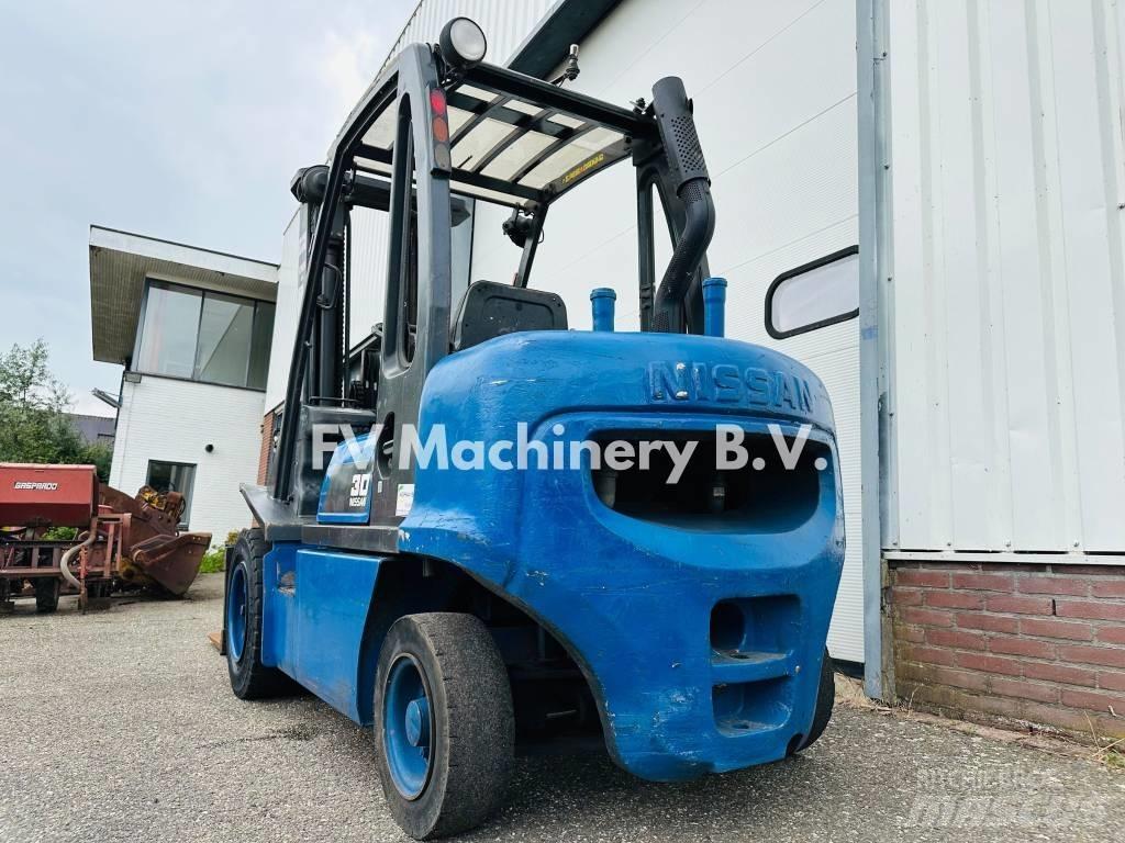 Nissan FGD 02A-300 Chariots diesel