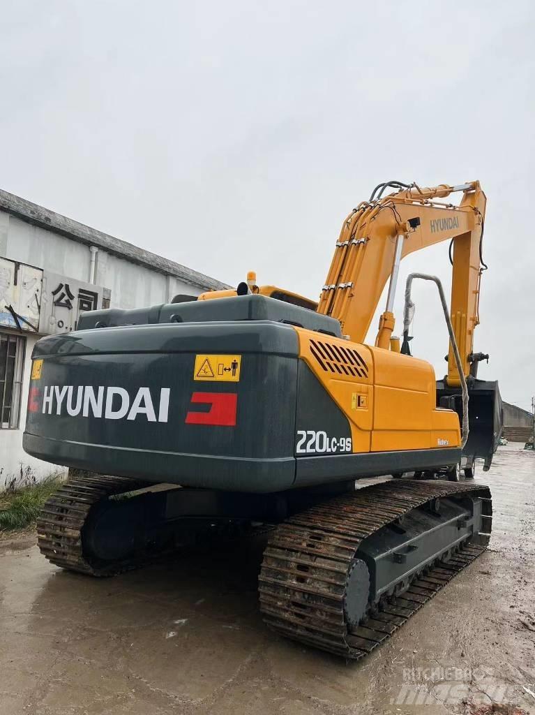 Hyundai R220LC-9S Pelle sur chenilles