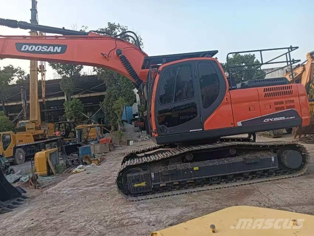 Doosan DX 225 Chargeuse sur pneus