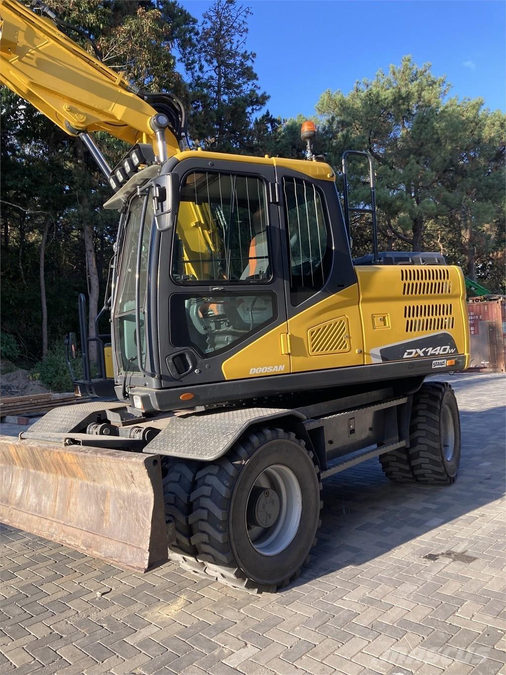 Doosan DX140W-5 Pelle sur pneus