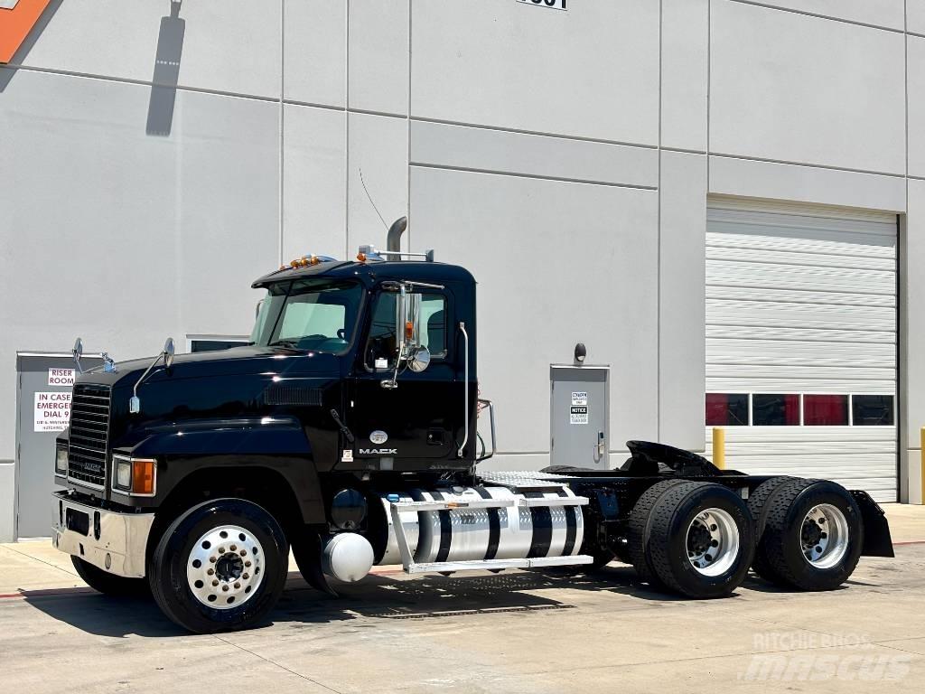 Mack CHU 613 Tracteur routier