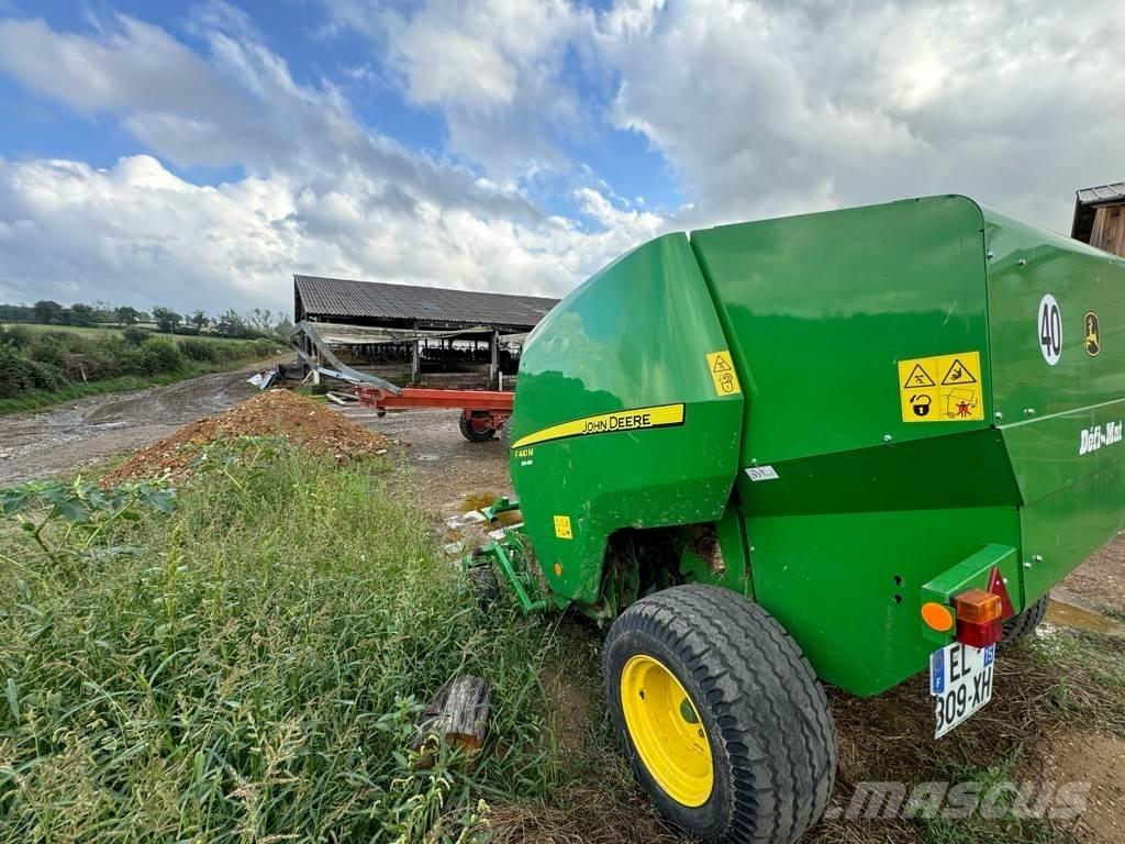 John Deere F441M Presse à balle ronde