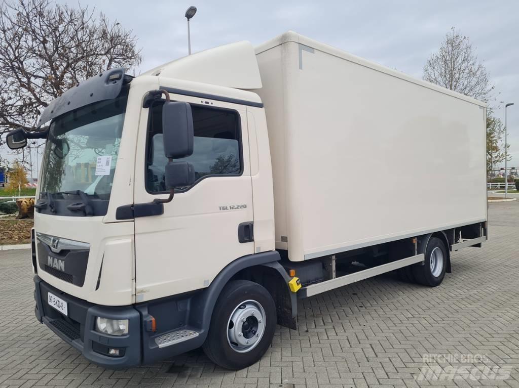 MAN 12.220 / 5.5m / LIFT Camion Fourgon