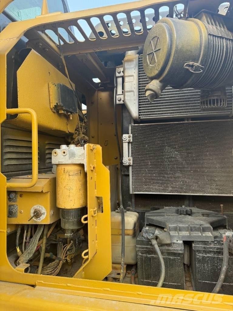 CAT 313 D Pelle sur chenilles