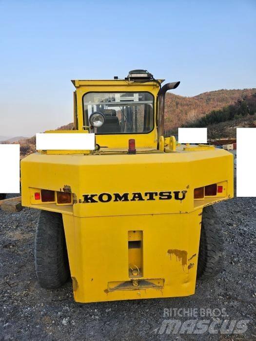 Komatsu FD 150 Chariot à mât rétractable