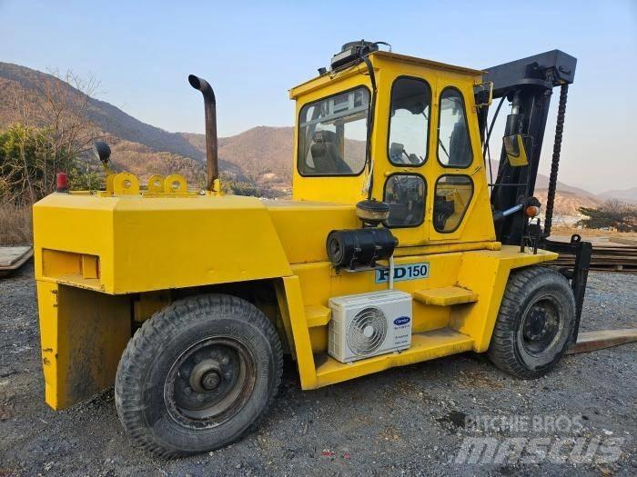 Komatsu FD 150 Chariot à mât rétractable