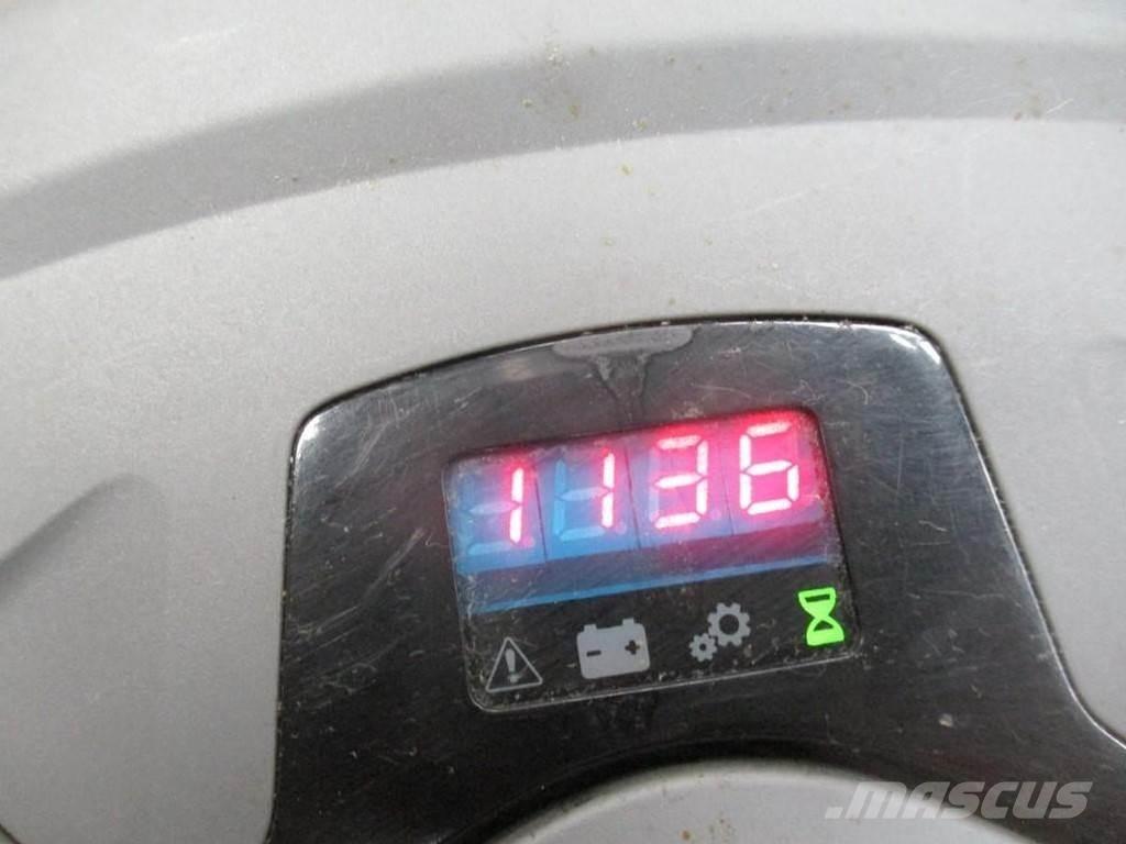 Toyota SWE 120 Gerbeur accompagnant