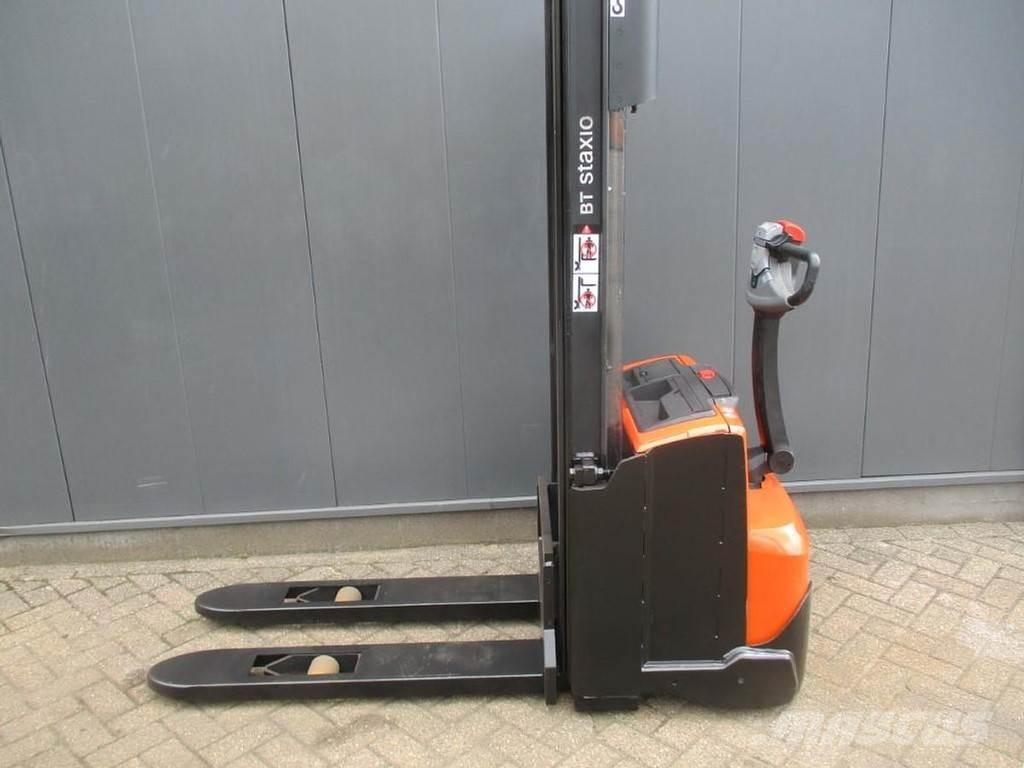 Toyota SWE 120 Gerbeur accompagnant