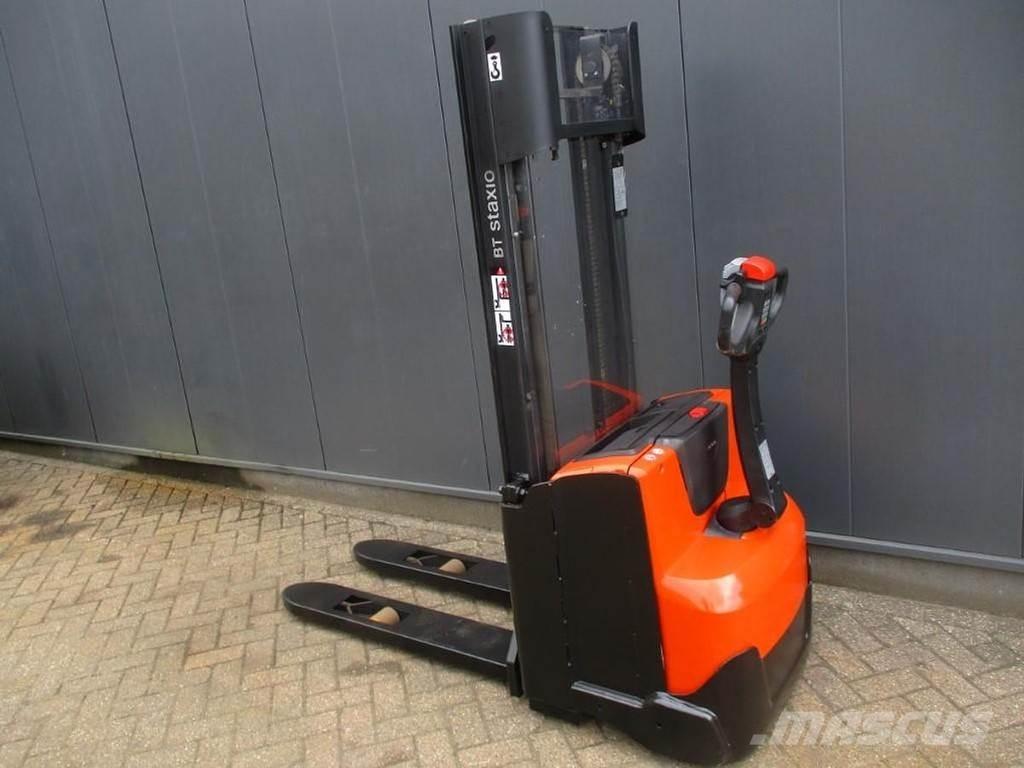 Toyota SWE 120 Gerbeur accompagnant