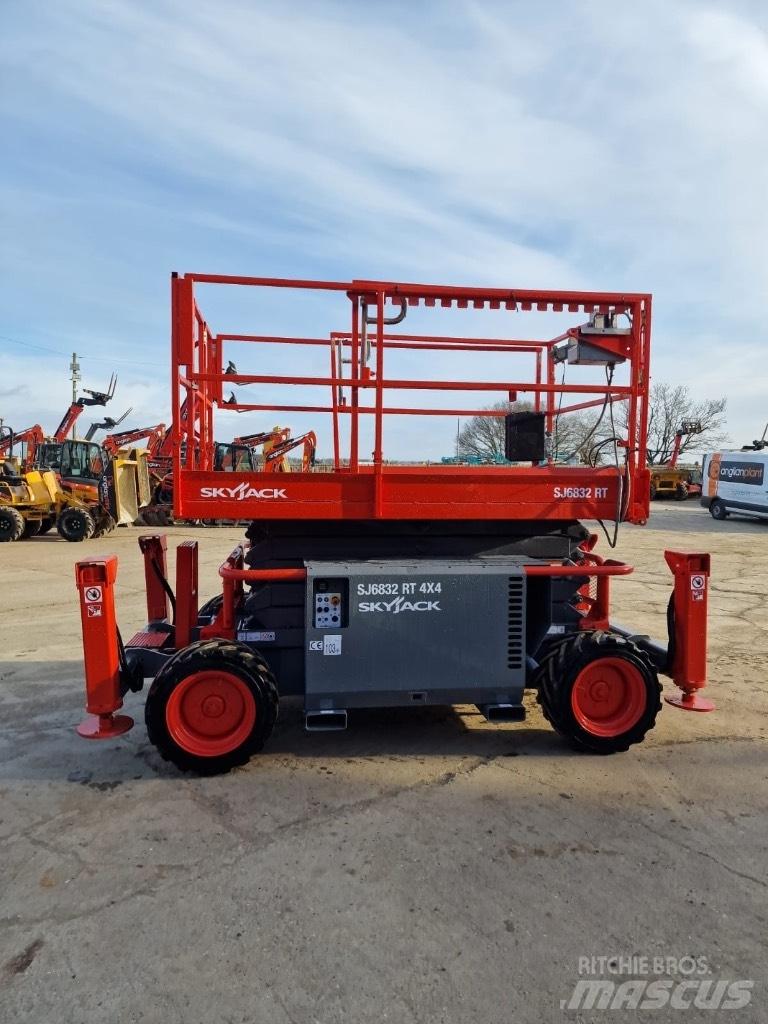 SkyJack SJ 6832 RT Nacelle ciseaux