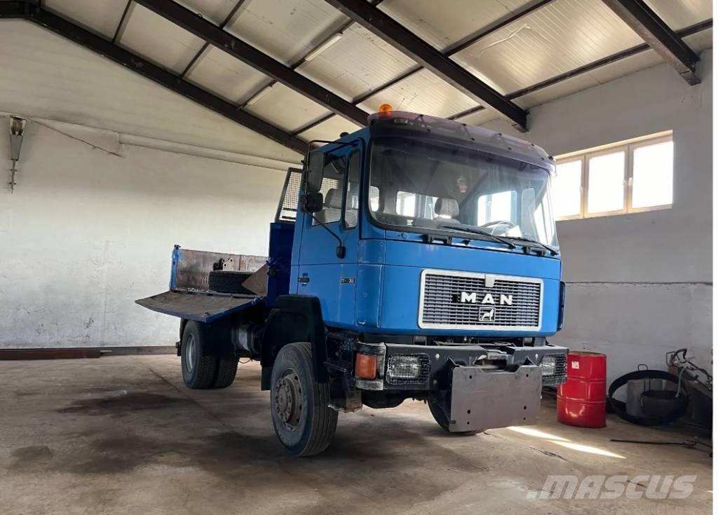 MAN 18-232 Camion benne
