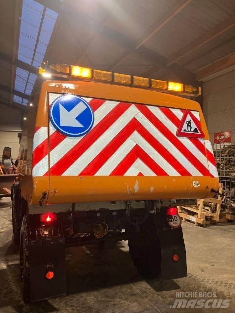 Mercedes-Benz unimog Balayeuse / Autolaveuse
