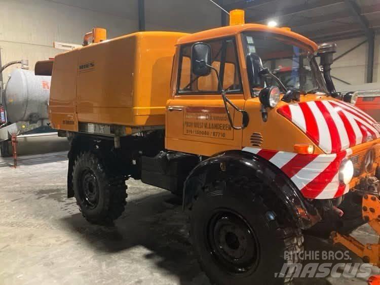 Mercedes-Benz unimog Balayeuse / Autolaveuse
