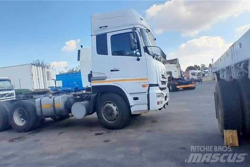 UD QUESTER GWE440 Autre camion