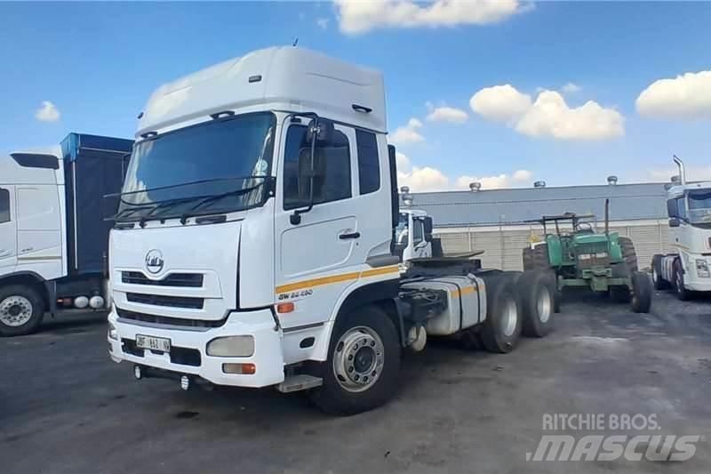 UD QUESTER GWE440 Autre camion