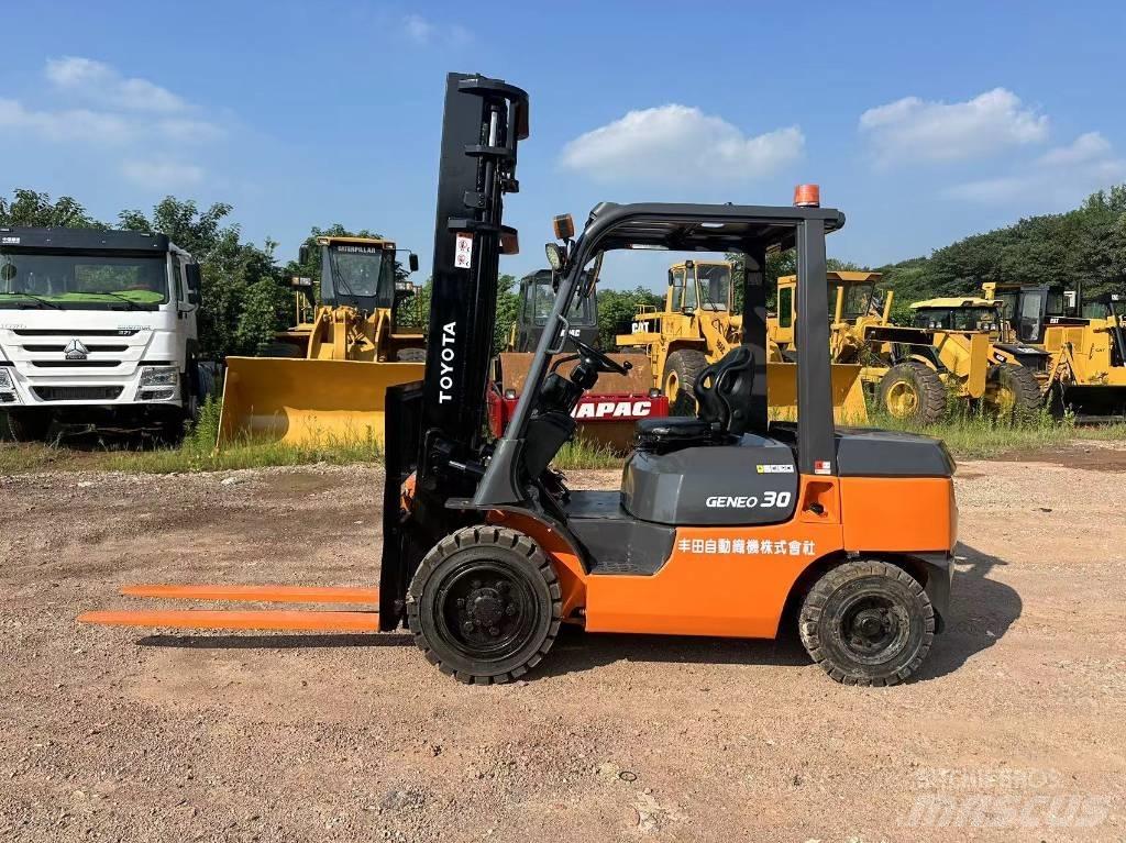 Toyota 30 Forklift Chariots diesel