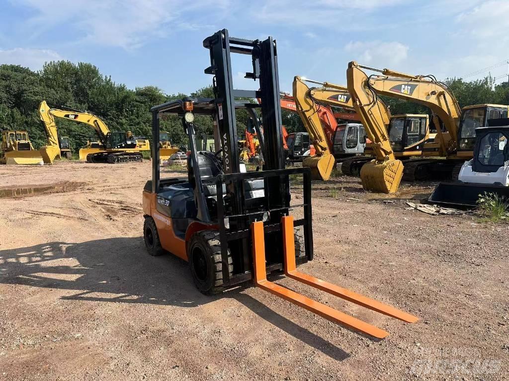 Toyota 30 Forklift Chariots diesel