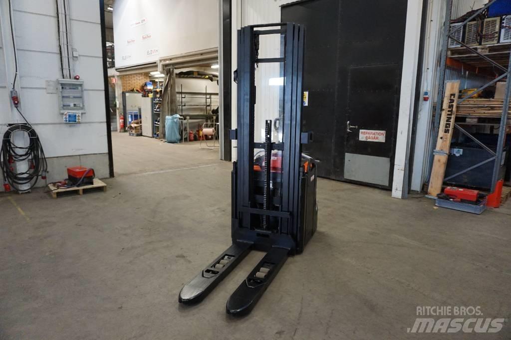 Toyota SPE120L Gerbeur accompagnant