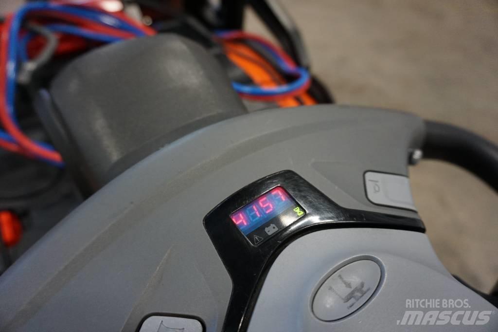 Toyota SPE120L Gerbeur accompagnant
