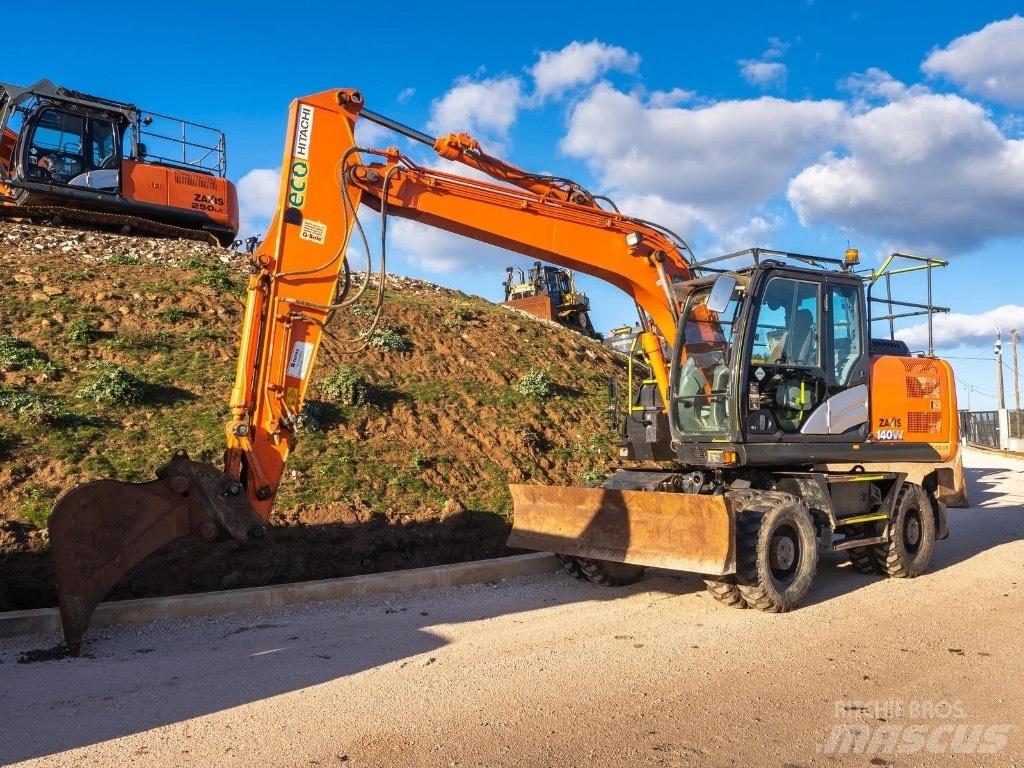 Hitachi 140W Pelle sur pneus