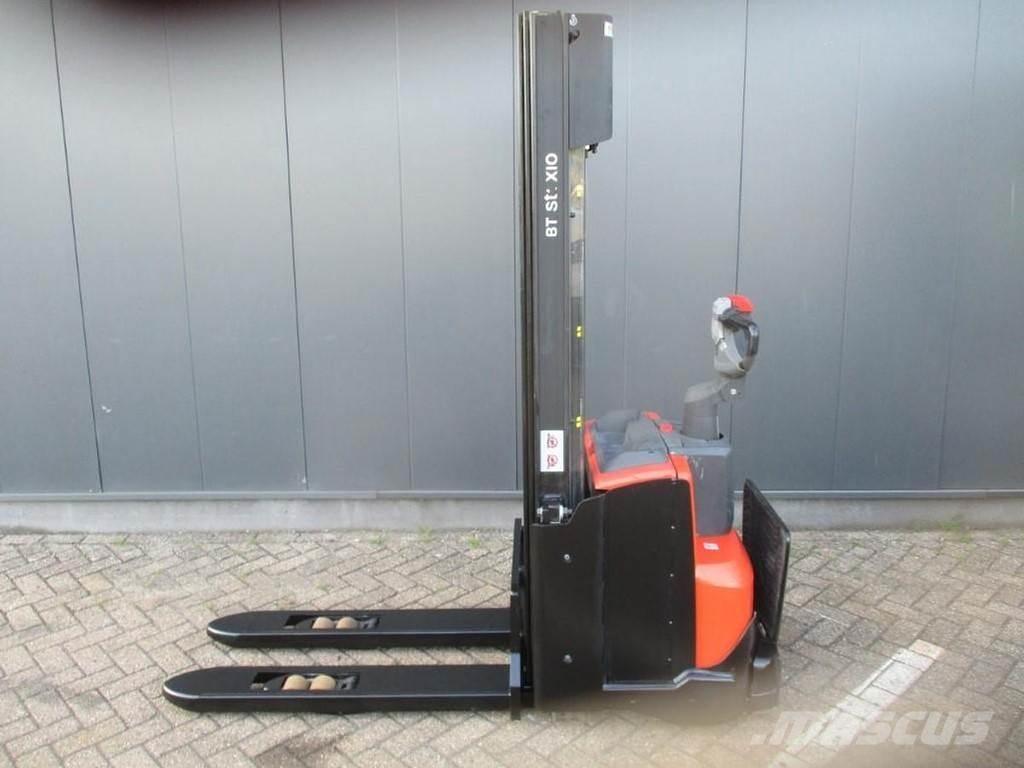 Toyota SWE 120L Gerbeur accompagnant