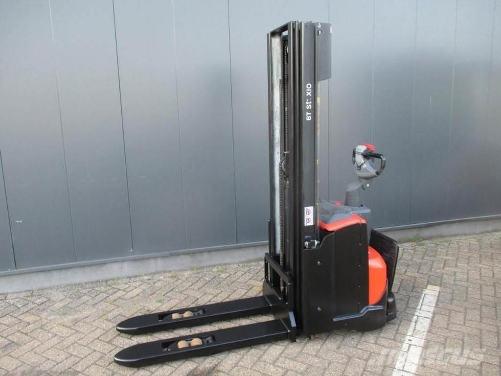 Toyota SWE 120L Gerbeur accompagnant