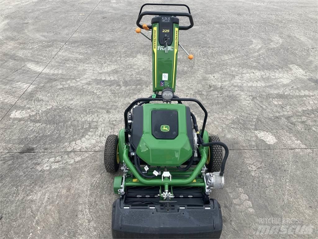 John Deere 225 E-cut Tondeuses à conducteur marchant