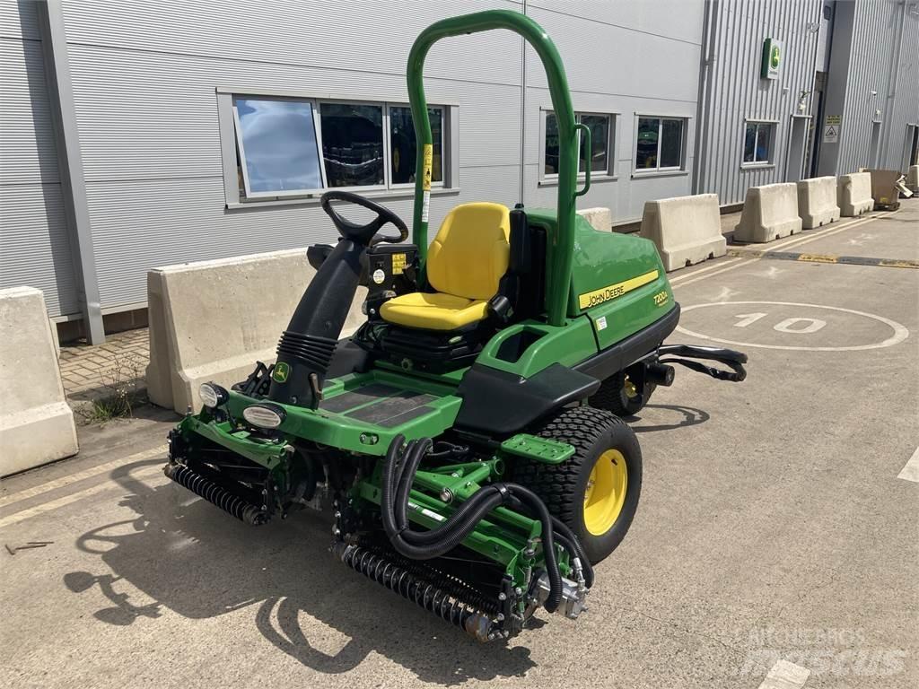 John Deere 7200A Tondeuses à conducteur marchant