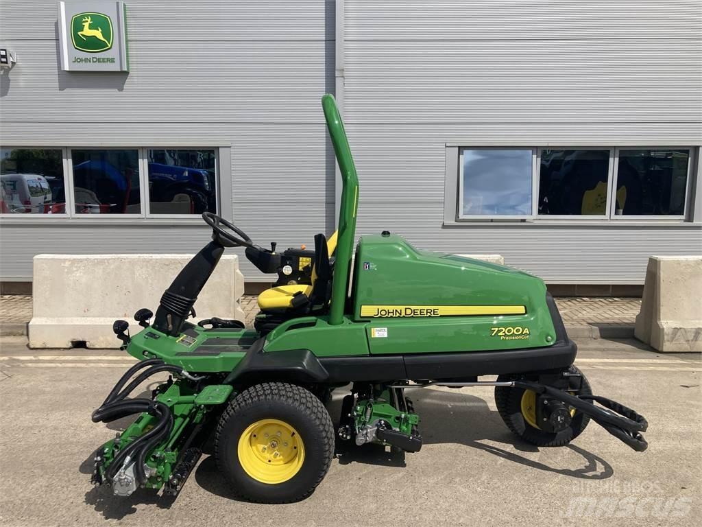 John Deere 7200A Tondeuses à conducteur marchant